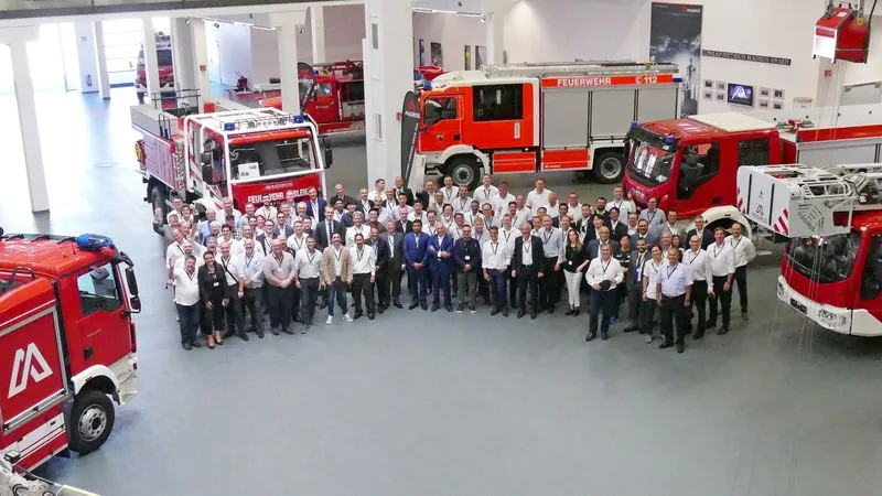 울름 Magirus 전시장에 모인 참가자와 소방차