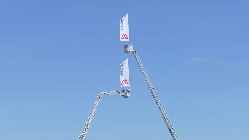 하늘로 펼쳐진 사다리 두 대와 Magirus 깃발