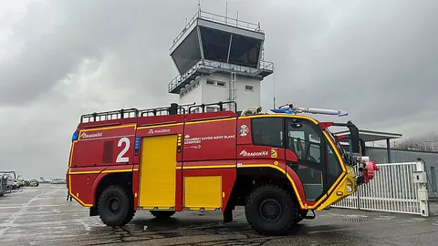 DRAGON X4 프랑스 Chambéry Savoie Mont Blanc Airport 납품 사진, 관제탑을 배경으로 측면에서 본 모습, 2번 차량 표기