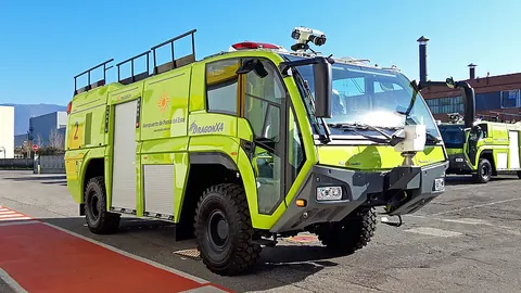 DRAGON X4 우루과이 Uruguay 납품 사진, 연두색 차체와 뒤쪽의 다른 소방차가 함께 보이는 모습