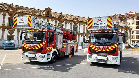 M27L 스페인 Córdoba 납품 사진, 고풍스러운 건물 앞에 차량 두 대가 나란히 선 모습