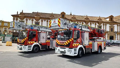 M27L 스페인 Córdoba 납품 사진, 차량 두 대를 조금 떨어져서 본 모습