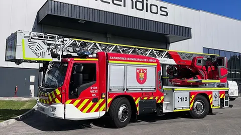 M32L-AS n.B. 포르투갈 Lisbon 납품 사진, 앞쪽 비스듬한 모습, 차체에 리스본 소방대 표기