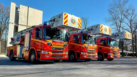 M32L-AT 오스트리아 Graz 납품 사진, 차량 세 대가 나란히 선 모습