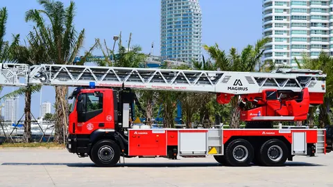 M60L 태국 Pattaya 납품 사진, 야자나무와 고층 건물이 보이는 야외, 앞쪽 비스듬한 모습