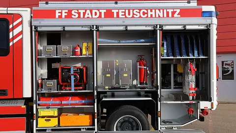 TLF 3000 독일 Teuschnitz 납품 사진, 수납함을 열어 장비가 보이는 근접 모습