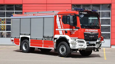TLF 4000 독일 Großenhain, Röderaue and Ebersbach 납품 사진, 한 대를 앞쪽 비스듬히 본 모습