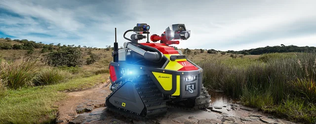 야외 비포장 길의 Magirus Wolf R1 소방로봇